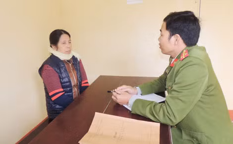 Cán bộ Công an lấy lời khai của Nguyễn Thị Hàn.