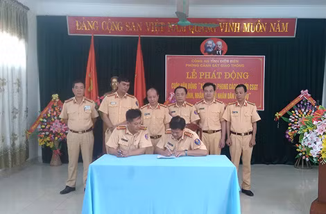 Lãnh đạo các Đội, Trạm thuộc Phòng CSGT Công an tỉnh ký kết trong lễ phát động Cuộc vận động xây dựng phong cách người CSGT bản linh, nhân văn, vì nhân dân phục vụ.