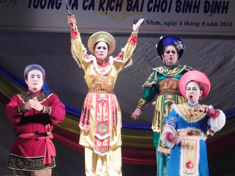 NSND Phương Thảo biểu diễn trong một trích đoạn Tuồng.