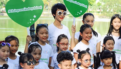 Người mẫu Xuân Lan cùng các mẫu nhí trong MV “Cho con tuổi thơ”.