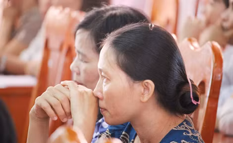 Nỗi buồn hiện hữu trên gương mặt của những giáo viên bị chấm dứt HĐLĐ khi nghe thông báo từ UBND huyện Tây Hòa.