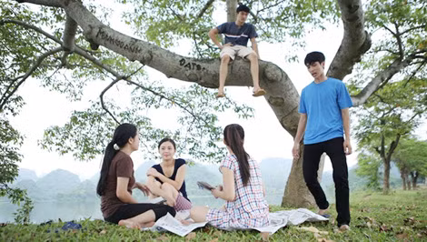 “Đi qua mùa hạ” - phim mới về sinh viên của đạo diễn Bùi Quốc Việt. “Đi qua mùa hạ” - phim mới về sinh viên của đạo diễn Bùi Quốc Việt.