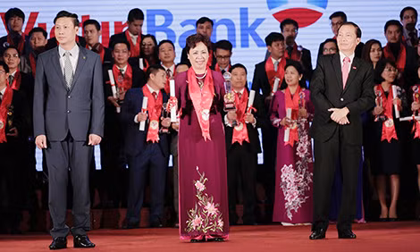 Phó Tổng Giám đốc VietinBank Bùi Như Ý nhận chứng nhận Thương hiệu mạnh và cúp của Ban Tổ chức . Ảnh: Thanh Ngân.