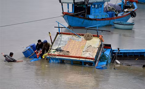Quán xá nghỉ bán, xe ôm, taxi cũng hiếm người hoạt động khiến du khách có mặt tại Nha Trang ngày này khốn khổ.