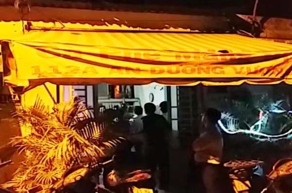 Đoàn kiểm tra liên ngành tiến hành kiểm tra 1 trong số 3 quán cà phê tại “con đường tệ nạn” . Đoàn kiểm tra liên ngành tiến hành kiểm tra 1 trong số 3 quán cà phê tại “con đường tệ nạn” .