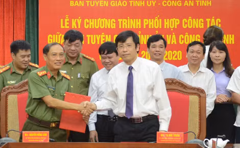Đồng chí Tạ Đức Tuyên và đồng chí Nguyễn Hồng Sâm cùng ký kết Chương trình phối hợp. Đồng chí Tạ Đức Tuyên và đồng chí Nguyễn Hồng Sâm cùng ký kết Chương trình phối hợp.