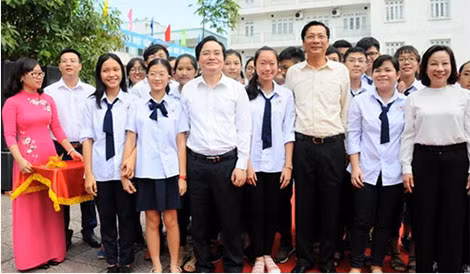 Bộ trưởng Bộ GD&ĐT Phùng Xuân Nhạ cùng các đại biểu và học sinh tỉnh Quảng Ninh tại Lễ phát động tuần lễ học tập suốt đời năm 2017.