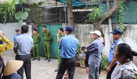 Lực lượng Công an làm nhiệm vụ bảo vệ tại nhà ông Hương để cơ quan chức năng tiến hành các bước pháp y. Lực lượng Công an làm nhiệm vụ bảo vệ tại nhà ông Hương để cơ quan chức năng tiến hành các bước pháp y.