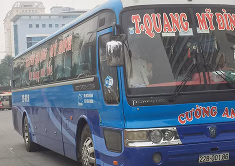 Bảo vệ bến xe Mỹ Đình trực tiếp dùng loa nhắc nhở, tuyên truyền việc điều chỉnh phân luồng tuyến.