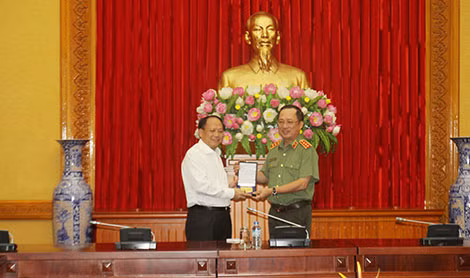 Thứ trưởng Nguyễn Văn Thành trao quà lưu niệm của Bộ Công an tặng Phó Bí thư Thường trực Thành ủy TP Hồ Chí Minh Tất Thành Cang