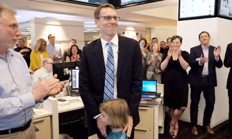 Phóng viên David Fahrenthold với sự chúc mừng của các đồng nghiệp (Nguồn: NPR)
