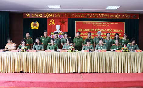 Ngay sau lễ phát động Hội phụ nữ các đơn vị Cụm thi đua số 10, Bộ Công an đã ký giao ước thi đua.
