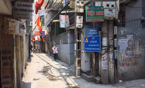 Lối “BRT đi bộ” chỉ nằm ở một bên đường có nghĩa người đi bộ từ phía đường Khương Đình cạnh sông Tô Lịch trở vào sẽ luôn trái đường