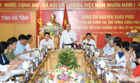 Thủ tướng Nguyễn Xuân Phúc phát biểu chỉ đạo tại buổi làm việc với Ban Thường vụ Tỉnh ủy Hà Tĩnh. Ảnh: VGP/Quang Hiếu