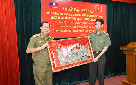 Đồng chí Đại tá Bun Su Phông Xạ Vắt My Say, Phó Giám đốc Công an tỉnh Vientaine tặng quà cho Công an tỉnh Hải Dương. Đồng chí Đại tá Bun Su Phông Xạ Vắt My Say, Phó Giám đốc Công an tỉnh Vientaine tặng quà cho Công an tỉnh Hải Dương.