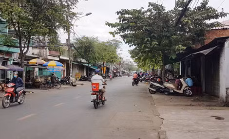 Đường Bình Tiên hiện rất hẹp nhưng chưa được giải tỏa, mở rộng.
