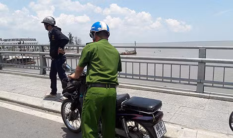 Xe máy của nạn nhân để lại trên cầu được công an dắt về trụ sở cơ quan.