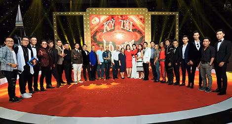 Các nghệ sĩ sẽ tham gia tranh tài ở 4 bảng đấu gồm Công năng, Trò khéo, Đồ lớn và Đường phố qua 5 vòng thi để tìm ra Quán quân. Trong ảnh: các thí sinh cùng ban giám khảo, ban tổ chức chương trình “Kỳ tài lộ diện”.