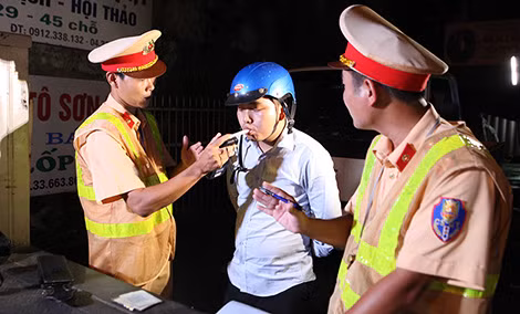 Lực lượng CSGT tăng cường kiểm tra, xử lý vi phạm về rượu – bia để đẩy lùi TNGT.