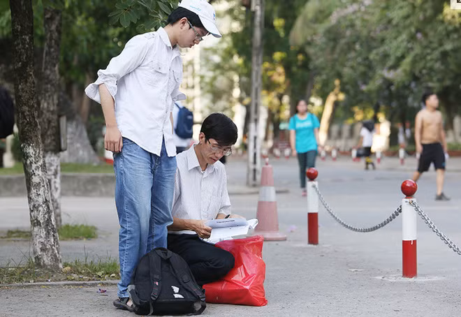 6h sáng, cha con anh Trần Duy Hiền (Thái Bình) đã có mặt tại điểm thi. "Em thi vào khoa tiếng Anh. Hơi lo lắng vì hình thức thi mới mẻ so với những năm trước, nhưng em sẽ cố gắng", Hiển nói.