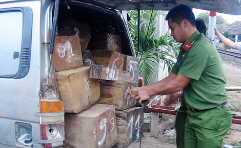Xe hết đăng kiểm chở gỗ lậu tông gãy barie đường sắt