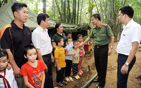 Đoàn công tác thăm hỏi bà con, các em học sinh xóm Nhạp Đoàn công tác thăm hỏi bà con, các em học sinh xóm Nhạp