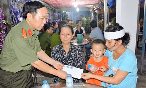 Đại diện Báo CAND đến viếng, thăm và động viên gia đình đồng chí Phạm Phi Long.