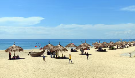 Bãi biển Tam Thanh đẹp hoang sơ ngày càng thu hút du khách về vui chơi, tắm biển.