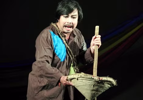 NSND Hoài Huệ trong vai Vạn Lịch vở "Đồng tiền Vạn Lịch".