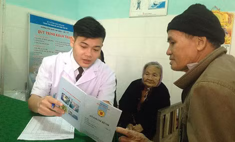 Người dân phấn khởi khi được các bác sĩ thăm khám, phát thuốc miễn phí.