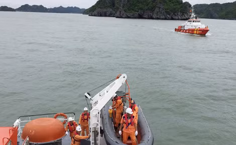Khi phát hiện mục tiêu, xuồng cao tốc chuẩn bị được thả xuống.