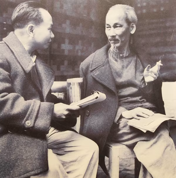 Bác Hồ với Tổng Bí thư Trường Chinh .