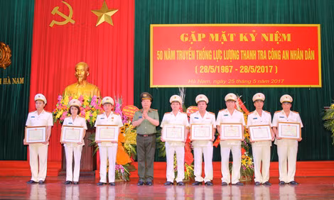 Các tập thể, cá nhân được UBND tỉnh Hà Nam tặng Bằng khen.