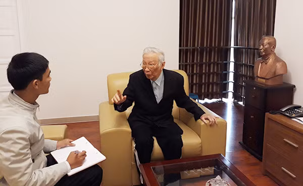 NSND Trọng Bằng hào hứng chia sẻ với phóng viên Báo CAND.