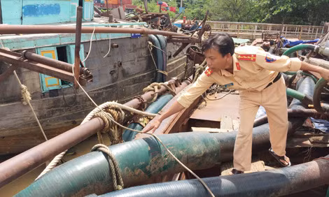 Vòi rồng khủng được “cát tặc” trang bị trên phương tiện hút trộm cát.