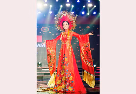 Thiết kế của Ngô Nhật Huy giúp Huyền My đứng vị trí thứ 2 trong top 15 trang phục dân tộc được bình chọn nhiều nhất. Thiết kế của Ngô Nhật Huy giúp Huyền My đứng vị trí thứ 2 trong top 15 trang phục dân tộc được bình chọn nhiều nhất.