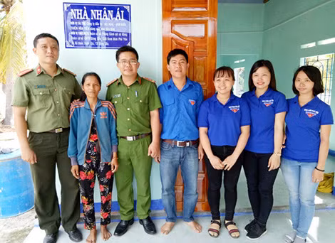 Bàn giao Nhà nhân ái cho gia đình ông Nguyễn Hoa Thơm ở thôn Mỹ Phụng, xã Xuân Lộc, TX Sông Cầu.