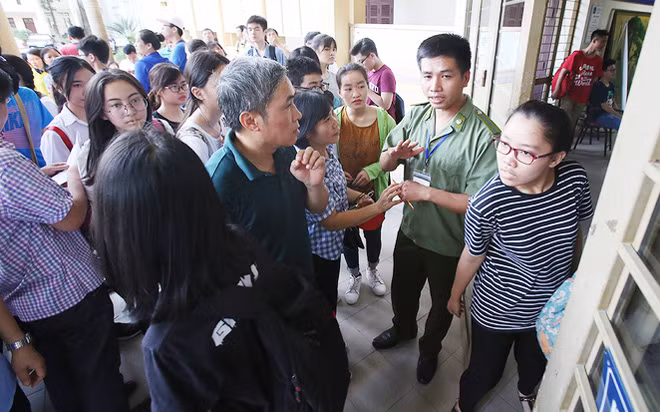 Nhiều bậc phụ huynh cố gắng với theo dặn dò khi các em đã vào điểm thi.