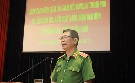 Thiếu tướng Đinh Văn Toản, Phó Giám đốc CATP Hà Nội công bố Mệnh lệnh 01 về “Tổng kiểm tra, kiểm soát hành chính ban đêm để phòng ngừa, trấn áp tội phạm.