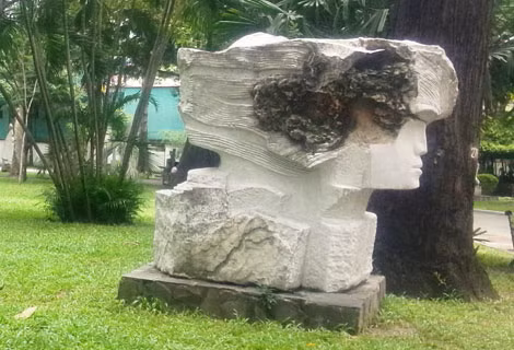 Một tác phẩm của Trại điêu khắc TP Hồ Chí Minh năm 2005 ở công viên Tao Đàn bị hư hại.
