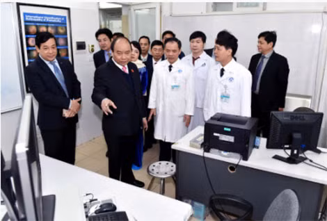 Thủ tướng tham quan Khoa Chẩn đoán Hình ảnh của Bệnh viện Mắt Trung ương. Ảnh: VGP/Nhật Bắc
