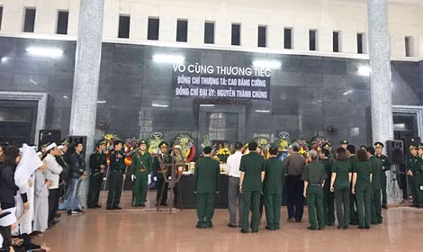 Bộ tư lệnh BĐBP và Bộ tư lệnh quân khu 4 thắp hương viếng hai sĩ quan biên phòng