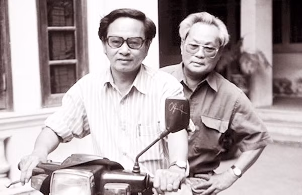 Nhà thơ Trần Ninh Hồ và nhà văn Nguyễn Quang Sáng trong một lần vi hành Hà Nội.