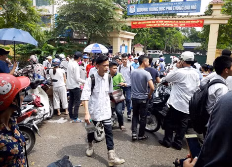 Căng thẳng khi chờ đợi điểm chuẩn.