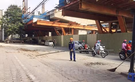 Hiện trường vụ thanh sắt rơi.