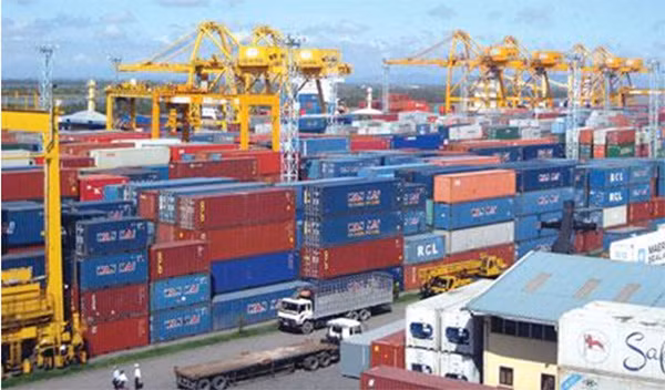 Xếp dỡ contenne tại cảng Hải Phòng.