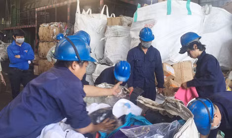 Sản phẩm may mặc nhập lậu từ Trung Quốc thay mác “Made in Việt Nam” bị QLTT TP Hồ Chí Minh thu giữ, đem tiêu hủy.