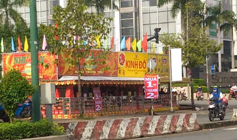 Bánh trung thu bán ngoài thị trường. Bánh trung thu bán ngoài thị trường.
