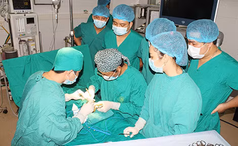Các bác sĩ Hội Phẫu thuật Nhi Việt Nam tiến hành phẫu thuật dị tật cho các em nhỏ.