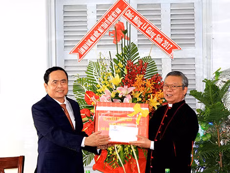Chủ tịch Ủy ban Trung ương MTTQ Việt Nam Trần Thanh Mẫn tặng quà chúc mừng Giáng sinh Giám mục Chi Bửu Thiên.